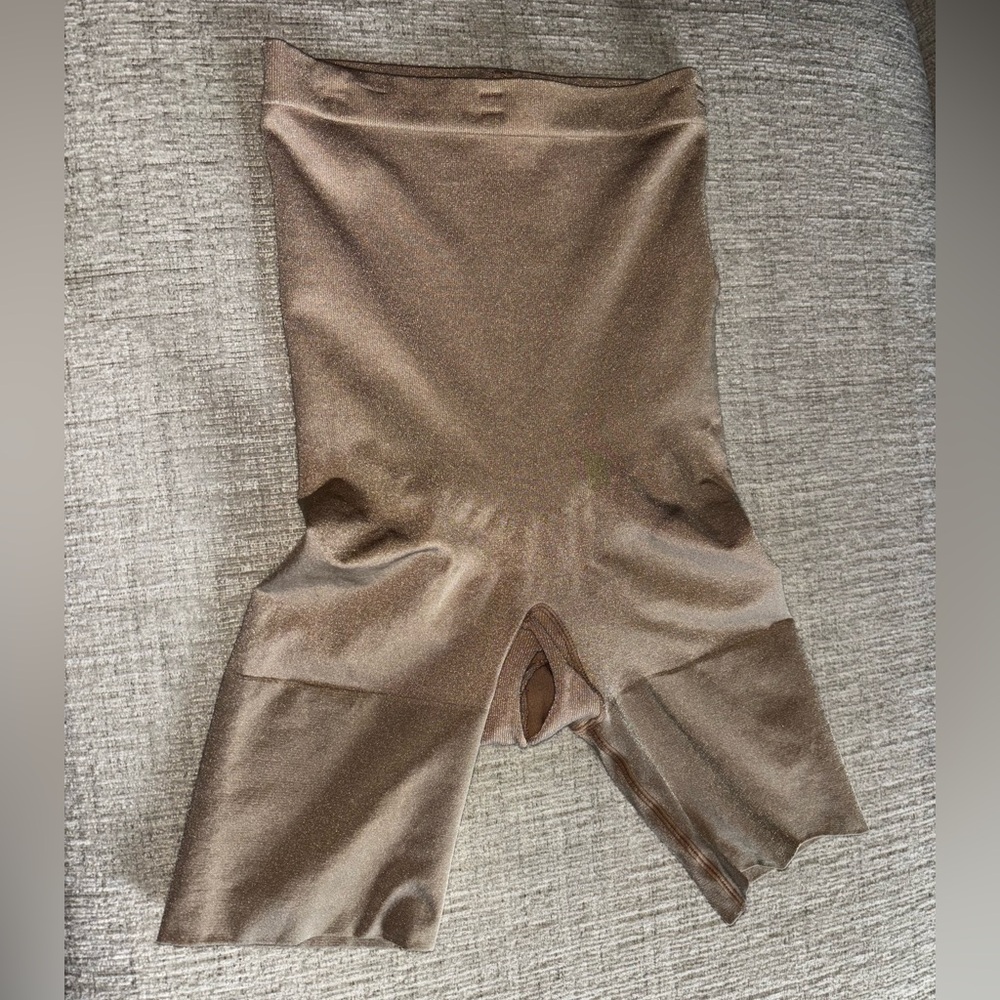 SPANX Medium Mid Thigh Shaper Shorts Nude High Rise Tummy Control Shapewear